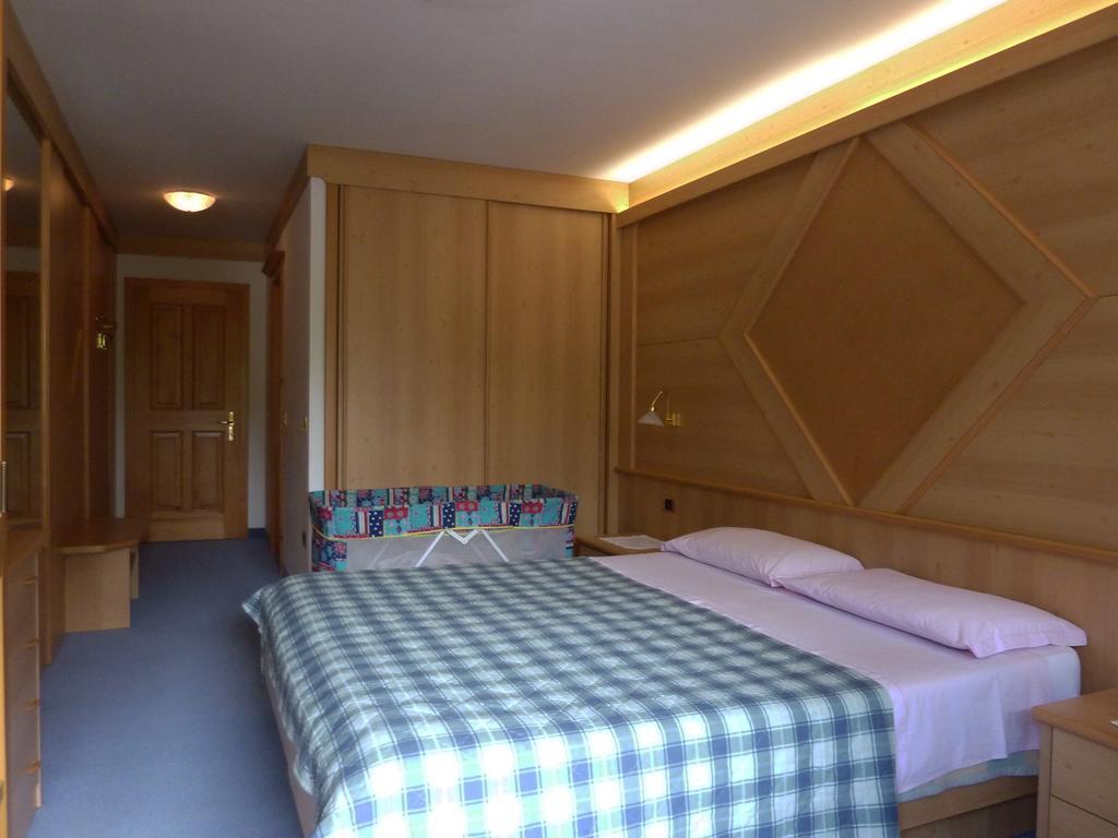 Appartamenti Majon Sotroi Campitello di Fassa Pokoj fotografie